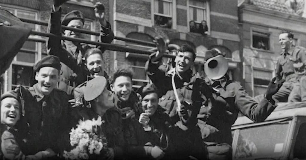 Historische intocht met muzikale tijdreis viert 80 jaar vrijheid in Delft