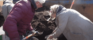 Delftenaren scheppen gratis compost tijdens Landelijke Compostdag