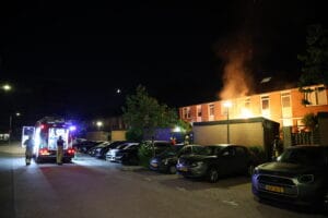 Felle brand in achtertuin woning aan Agatha van Leidenlaan