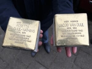 Zes nieuwe struikelstenen in Delftse straten: ‘Eén monumentje per persoon’