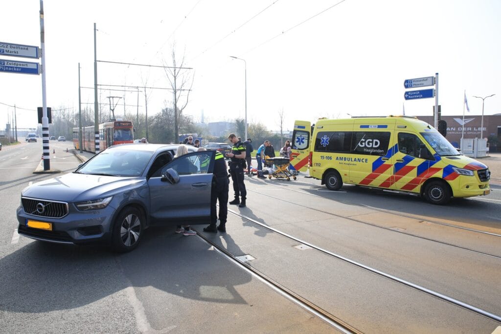 Tijdelijke stremming tram 1 en 19 na aanrijding tussen scooter en auto Vrijenbanselaan