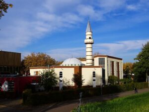 Delftse moslims vieren Eid al-Fitr (Suikerfeest) na bewogen ramadan